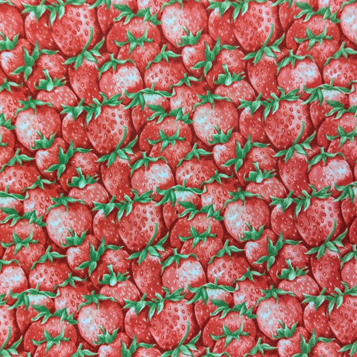 Jane Shaskyn suunnittelema Strawberry Garden kokoelman Packed Strawberries Red puuvillakangas, punaiset mansikat