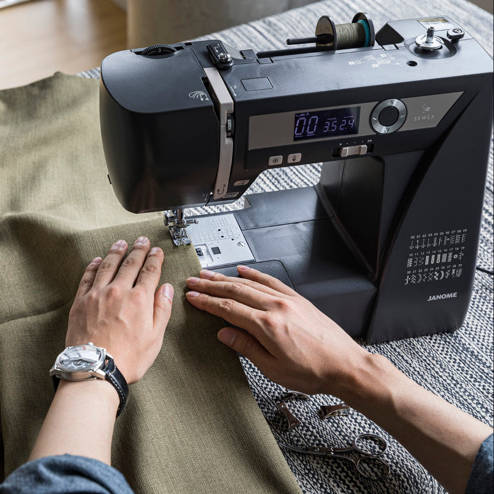 Janome SewLA elektroninen ompelukone lisätasolla – 30 ommelta, LCD-näyttö, LED-valaistus ja EasySet-puolausjärjestelmä.