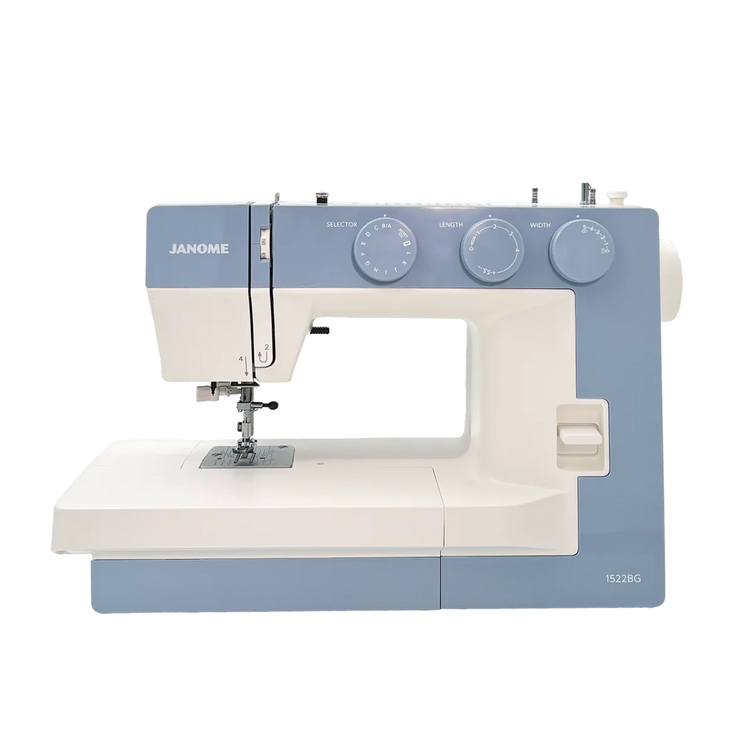 Janome 1522 Blue Gray -mekaaninen ompelukone, jossa 22 ommelta, säädettävä paininjalan puristus ja leveä vapaavarsipöytä. Täydellinen ompelukone kaikenlaisiin ompeluprojekteihin.