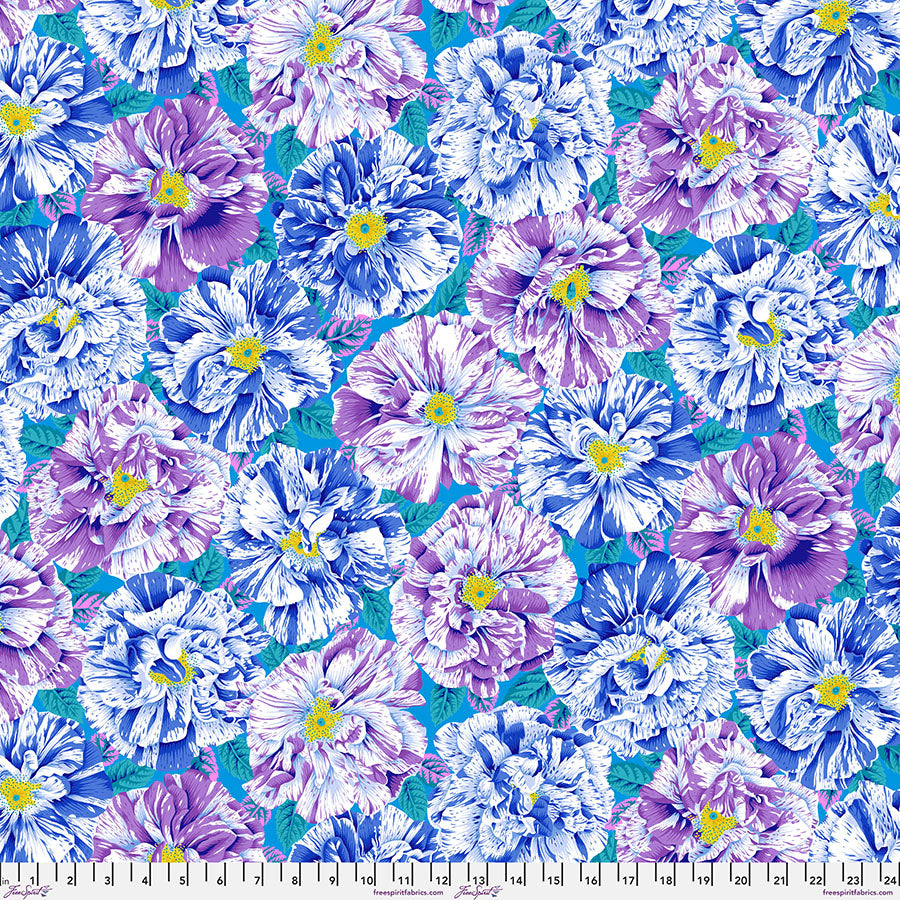 Kaffe Fassett Bouffant Blue -kangas, suuret siniset ja lilat kukat kirkkaan sinisellä pohjalla – PWPJ061.BLUE