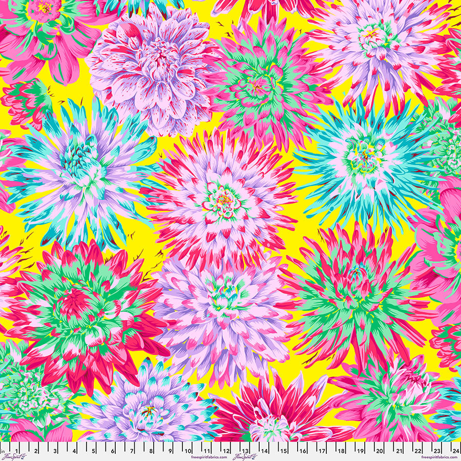 Kaffe Fassett Cactus Dahlia Spring -kangas, kirkas keltainen tausta ja suuret värikkäät daaliat – PWPJ054.SPRING