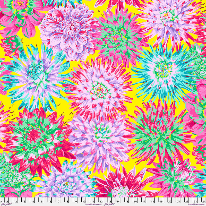 Kaffe Fassett Cactus Dahlia Spring -kangas, kirkas keltainen tausta ja suuret värikkäät daaliat – PWPJ054.SPRING
