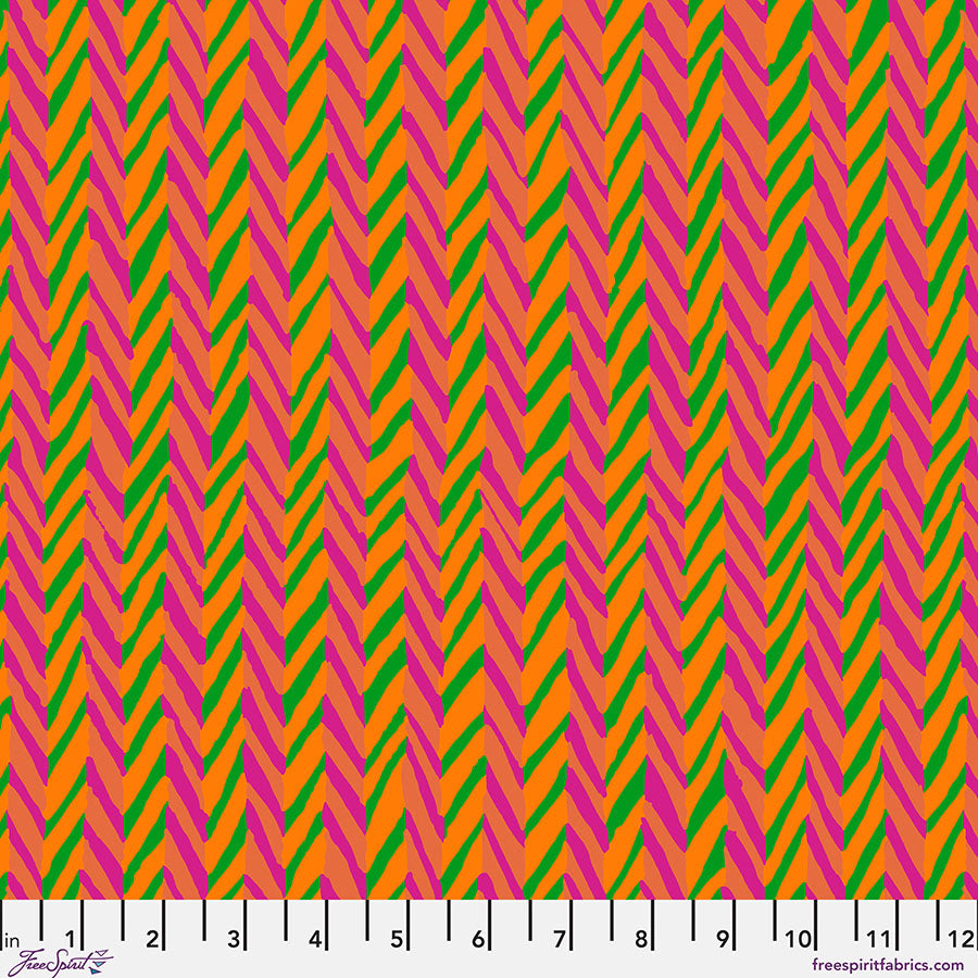 Kaffe Fassett Herringbone Stripe Orange -kangas, käsinpiirretyn tyylinen kalanruotokuvio oranssilla, vihreällä ja vaaleannpunaisella – PWBM019.ORANGE