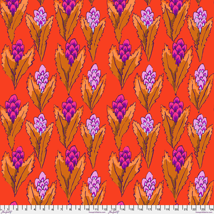 Kaffe Fassett Hyacinth Red -kangas, kirkkaan punainen tausta ja violetit-pinkit hyasintit beige-ruskealla lehdillä – PWGP214.RED