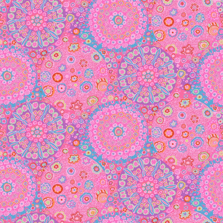 Lähikuva Kaffe Fassett Collectiven Millefiore Mauve PWGP092.MAUVE -puuvillakankaasta, jossa on yksityiskohtainen kukkakuviointi vaaleanpunaisen ja muiden sävyjen vivahteilla. Sopii täydellisesti tilkkutöihin ja ompeluun.