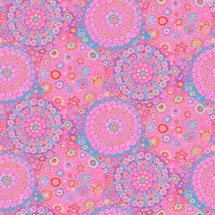 Lähikuva Kaffe Fassett Collectiven Millefiore Mauve PWGP092.MAUVE -puuvillakankaasta, jossa on yksityiskohtainen kukkakuviointi vaaleanpunaisen ja muiden sävyjen vivahteilla. Sopii täydellisesti tilkkutöihin ja ompeluun.