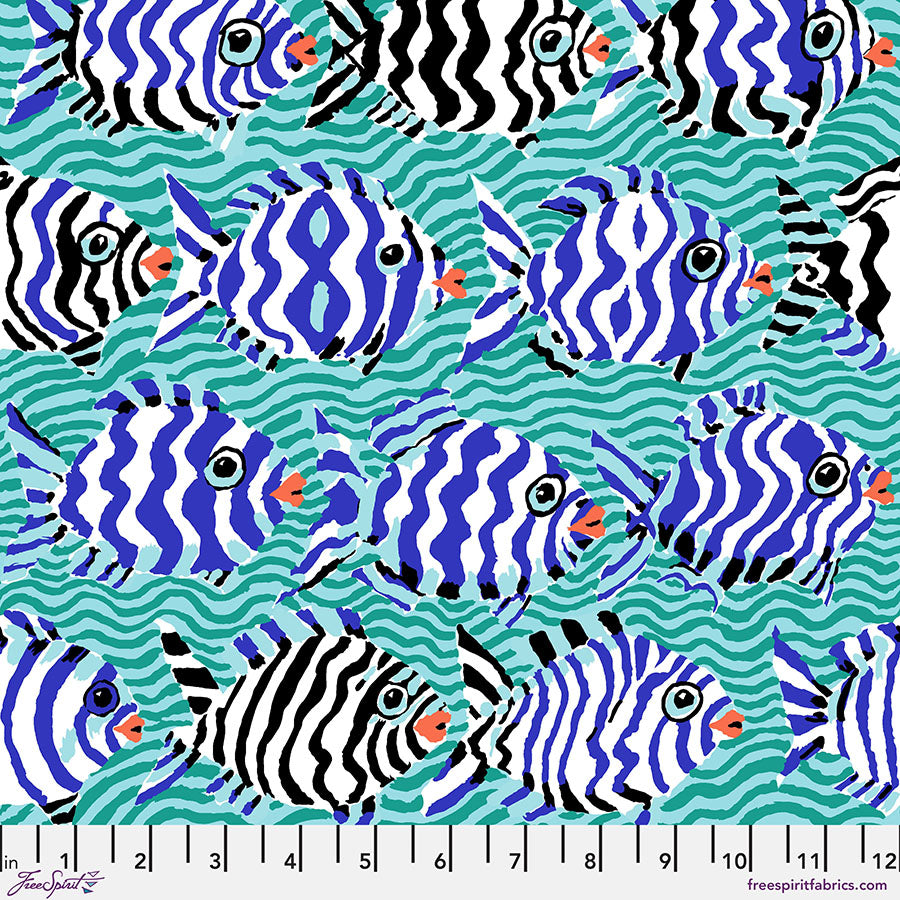 Lähikuva Kaffe Fassett Collectiven PWBM100.AQUA -puuvillakankaasta, jossa on sinisiä, mustavalkoisia raidallisia kaloja turkoosinvihreällä aaltopohjalla.