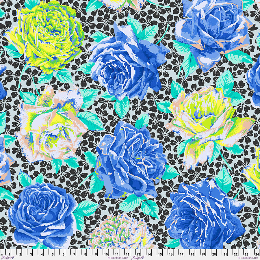 Kaffe Fassett Rose Bloom Blue -kangas, musta tausta ja suuret siniset ja keltaiset ruusut – PWPJ077.BLUE