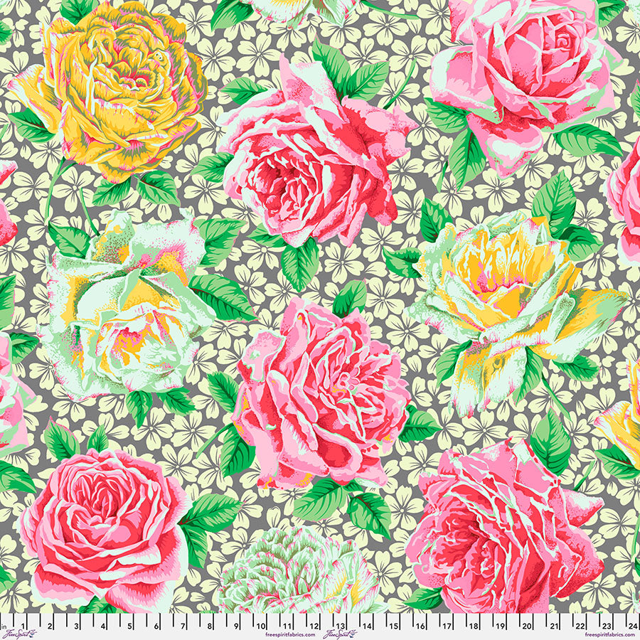 Kaffe Fassett Rose Bloom Grey -kangas, harmaa tausta ja suuret vaaleanpunaiset ja keltaiset ruusut – PWPJ077.GREY