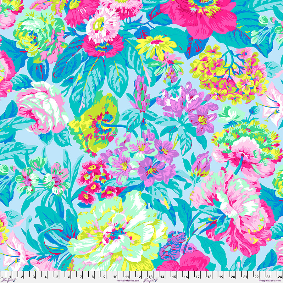 Lähikuva Kaffe Fassett Collectiven Voluptuous Pastel PWPJ083.PASTEL -puuvillakankaasta, jossa on värikkäitä suuria kukkia vaaleansinisellä taustalla. Kuviointi sisältää violettia, vaaleanpunaista, keltaista.