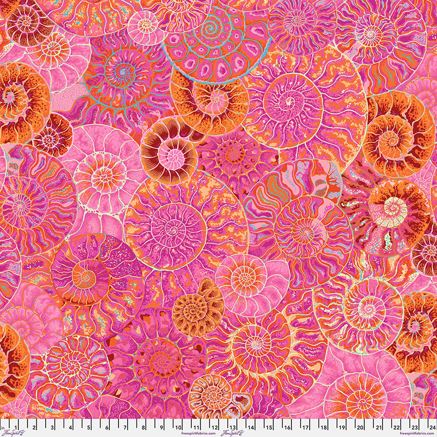 Kaffe Fassett Ammonites Pink puuvillakangas August 2024 -kokoelmasta, pyörteilevät fossiilikuvioinnit pinkin ja oranssin sävyissä.