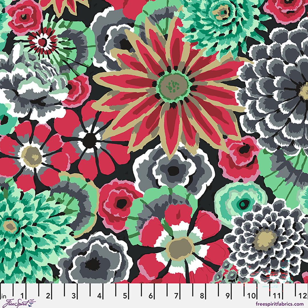Kaffe Fassett Enchanted Contrast kukkakuviollinen puuvillakangas – suurikokoisia punaisia, harmaita ja vihreitä kukkia musstalla taustalla.
