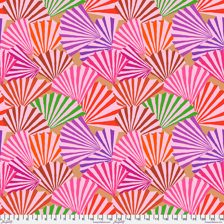 Kaffe Fassett Fanfare Red -kangas, raidallisia viuhkamaisia muotoja punaisen, pinkin, violetin ja vihreän sävyissä – PWGP211.RED