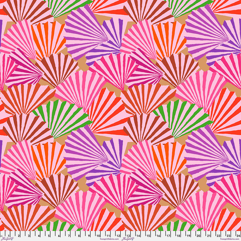 Kaffe Fassett Fanfare Red -kangas, raidallisia viuhkamaisia muotoja punaisen, pinkin, violetin ja vihreän sävyissä – PWGP211.RED