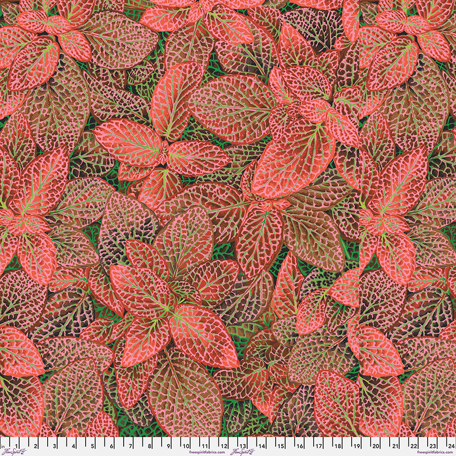 Fittonia Red puuvillakangas, korallin, pinkin, punaisen ja ruskean sävyiset lehtikuviot, Kaffe Fassett Collectiven August 2024 -kokoelmasta.