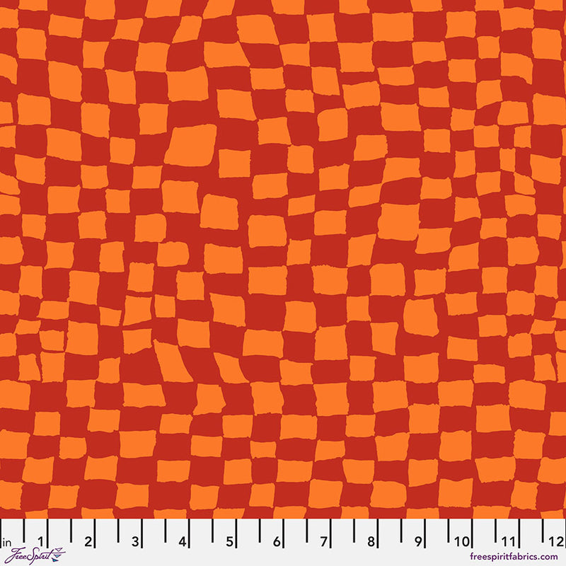 Kaffe Fassett Collectiven August 2024 kokoelmasta Gameboard Red -kangas, punaisen ja oranssin sävyinen ruutukuvio.