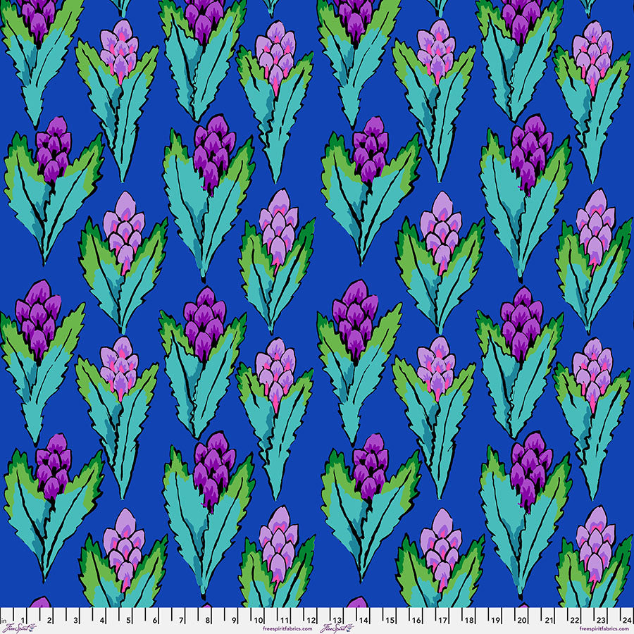 Kaffe Fassett Hyacinth Blue -kangas, kirkkaan sininen tausta ja violetit-pinkit hyasintit vihreillä lehdillä – PWGP214.BLUE