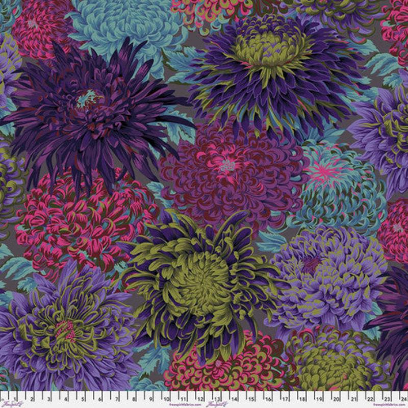 Kaffe Fassett Stash Japanese Chrysanthemum Antique - 100% puuvillakangas, jossa on upeita violetin värisiä krysanteemikuvioita. Täydellinen tilkkutöihin ja muihin käsityöprojekteihin.