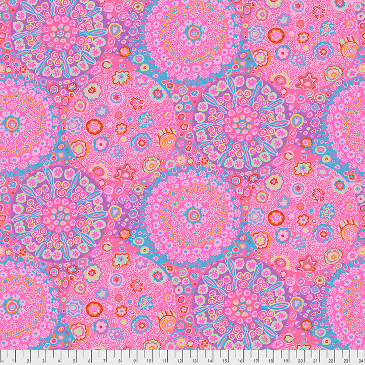 Lähikuva Kaffe Fassett Collectiven Millefiore Mauve PWGP092.MAUVE -puuvillakankaasta, jossa on yksityiskohtainen kukkakuviointi vaaleanpunaisen ja muiden sävyjen vivahteilla. Sopii täydellisesti tilkkutöihin ja ompeluun.