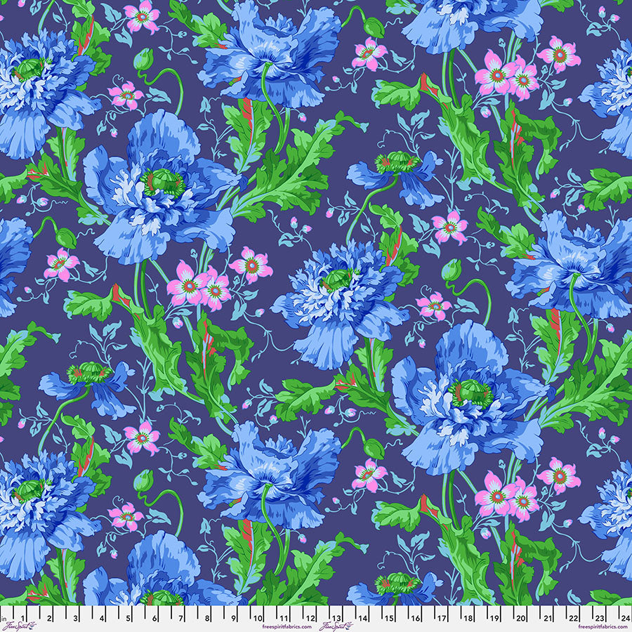 Kaffe Fassett Collectiven Papaver Blue -kangas, violetti ja sininen tausta päällä siniset unikkokukat, kirkkaan vihreät lehdet ja pienet vaaleanpunaiset kukat.