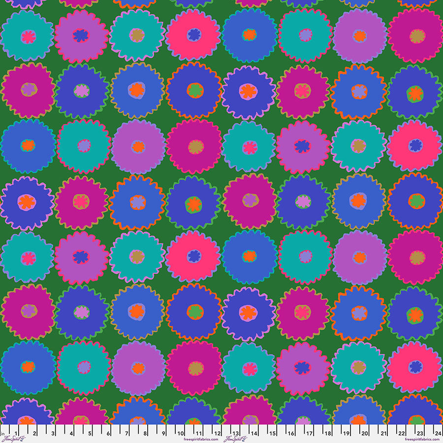 Kaffe Fassett Pinking Blue -kangas, sahalaitaisia monivärisiä ympyröitä vihreällä taustalla – PWGP213.BLUE
