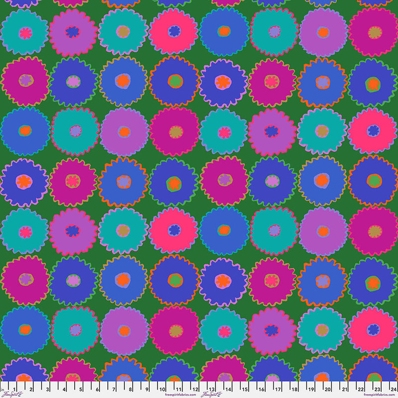 Kaffe Fassett Pinking Blue -kangas, sahalaitaisia monivärisiä ympyröitä vihreällä taustalla – PWGP213.BLUE