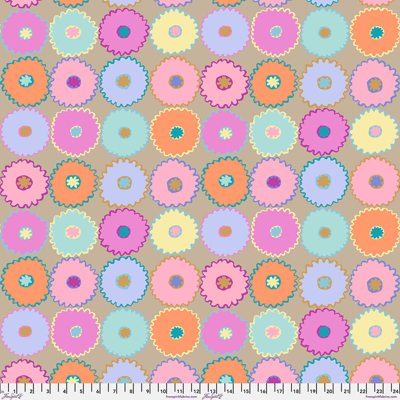 Kaffe Fassett Pinking Pastel -kangas, sahalaitaisia monivärisiä ympyröitä beesillä taustalla – PWGP213.PASTEL
