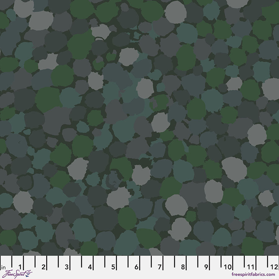 Kaffe Fassett Collective Reflections Moss -puuvillakangas, jossa pilkkumainen kuvio metsänvihreän ja harmaan sävyissä.