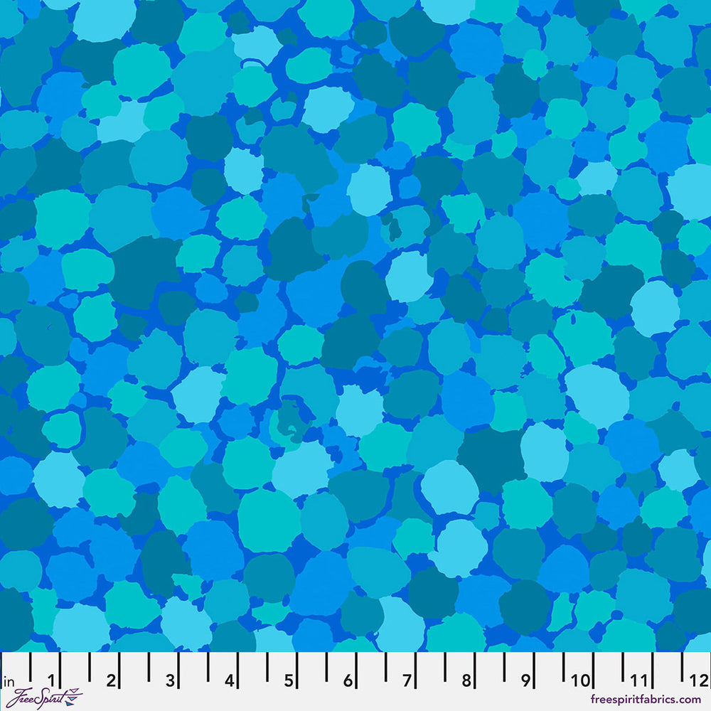Kaffe Fassett Collective Reflections Teal -puuvillakangas, jossa pilkkumainen kuvio sinisen ja turkoosin sävyissä.