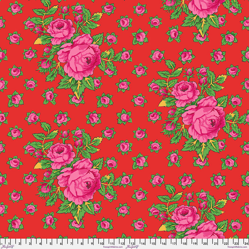Kaffe Fassett Rosie Red -kangas, punainen tausta ja kirkkaanvaaleanpunaisia ruusuja vihreillä lehdillä – PWGP212.RED