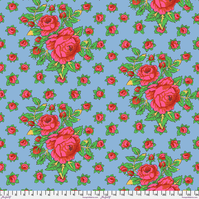 Kaffe Fassett Rosie Sky -kangas, sininen tausta ja kirkkaanpunaisia ruusuja vihreillä lehdillä – PWGP212.SKY