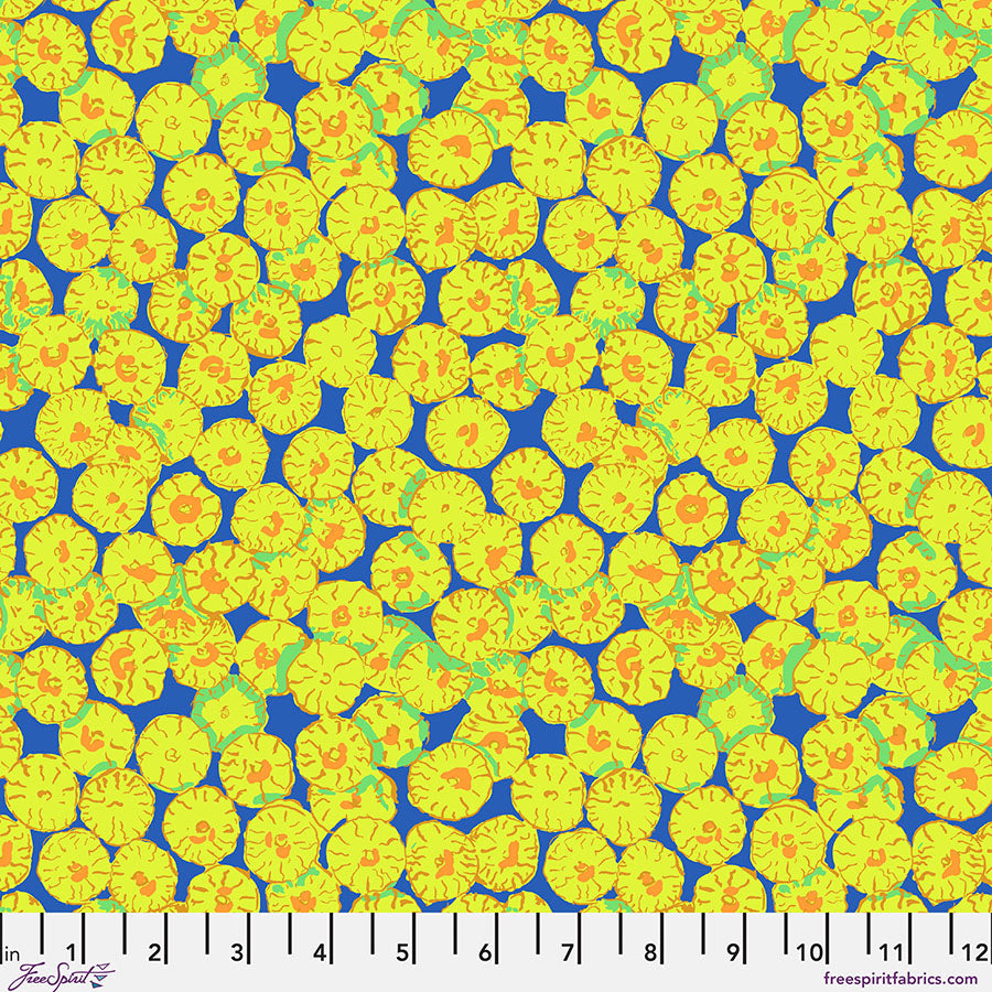 Kaffe Fassett Sand Dollar Blue -kangas, sininen tausta ja keltaisia simpukkamaisia ympyröitä – PWBM031.BLUE