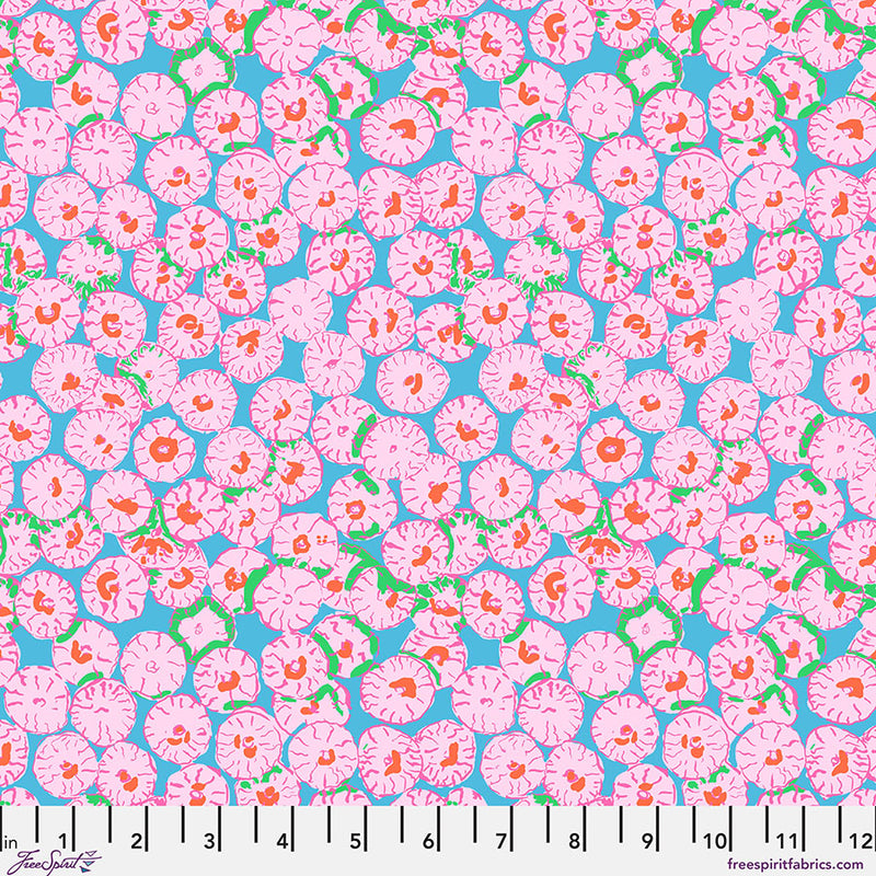 Kaffe Fassett Sand Dollar Pink -kangas, sininen tausta ja vaaleanpunaisia simpukkamaisia ympyröitä – PWBM031.PINK