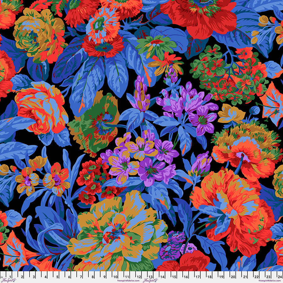 Lähikuva Kaffe Fassett Collectiven Voluptuous Dark PWPJ083.DARK -puuvillakankaasta, jossa on värikkäitä suuria kukkia tummalla taustalla. Kuviointi sisältää violettia, punaista, oranssia, vihreää ja sinistä.