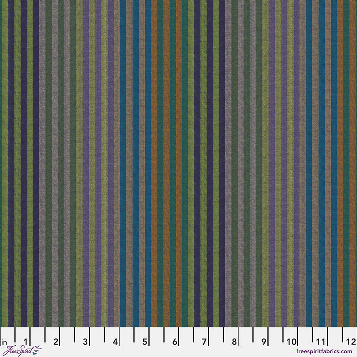 Kaffe Fassett Woven Stripes Caterpillar Stripe Dark -kangas tummaisen raidoilla, 100% puuvillaa, ihanteellinen tilkkutöihin ja ompeluprojekteihin.