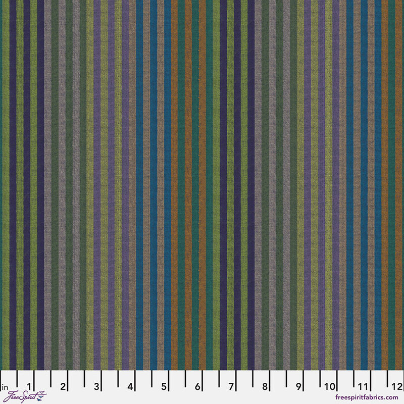 Kaffe Fassett Woven Stripes Caterpillar Stripe Dark -kangas tummaisen raidoilla, 100% puuvillaa, ihanteellinen tilkkutöihin ja ompeluprojekteihin.