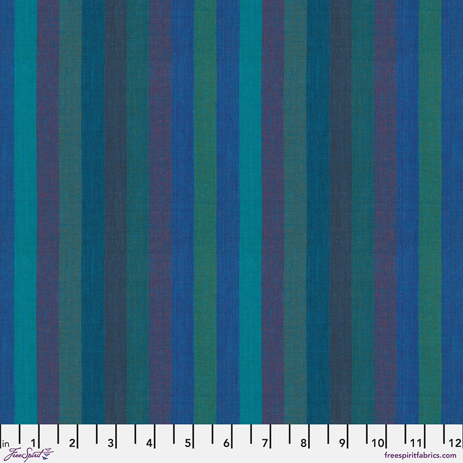 Kaffe Fassett Woven Stripes Narrow Stripe Blue -kangas leveillä tummansinisen ja vihreän raidoilla, 100% puuvillaa, ihanteellinen tilkkutöihin ja ompeluprojekteihin.