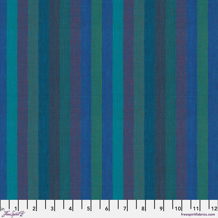 Kaffe Fassett Woven Stripes Narrow Stripe Blue -kangas leveillä tummansinisen ja vihreän raidoilla, 100% puuvillaa, ihanteellinen tilkkutöihin ja ompeluprojekteihin.