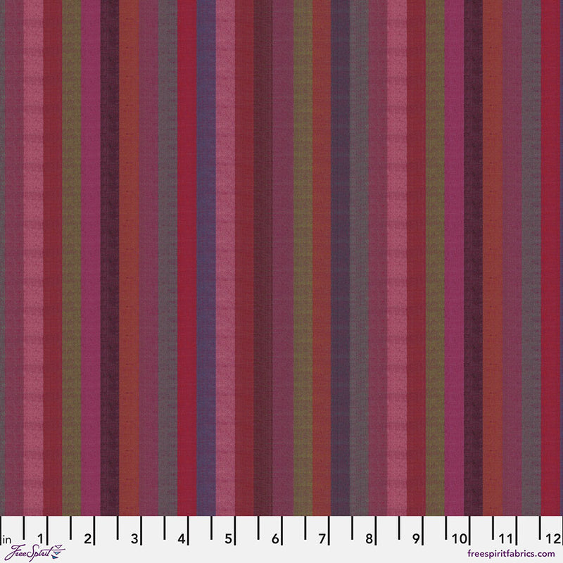 Kaffe Fassett Woven Stripes Narrow Stripe Wine -kangas leveillä burgundin raidoilla, 100% puuvillaa, ihanteellinen tilkkutöihin ja ompeluprojekteihin.