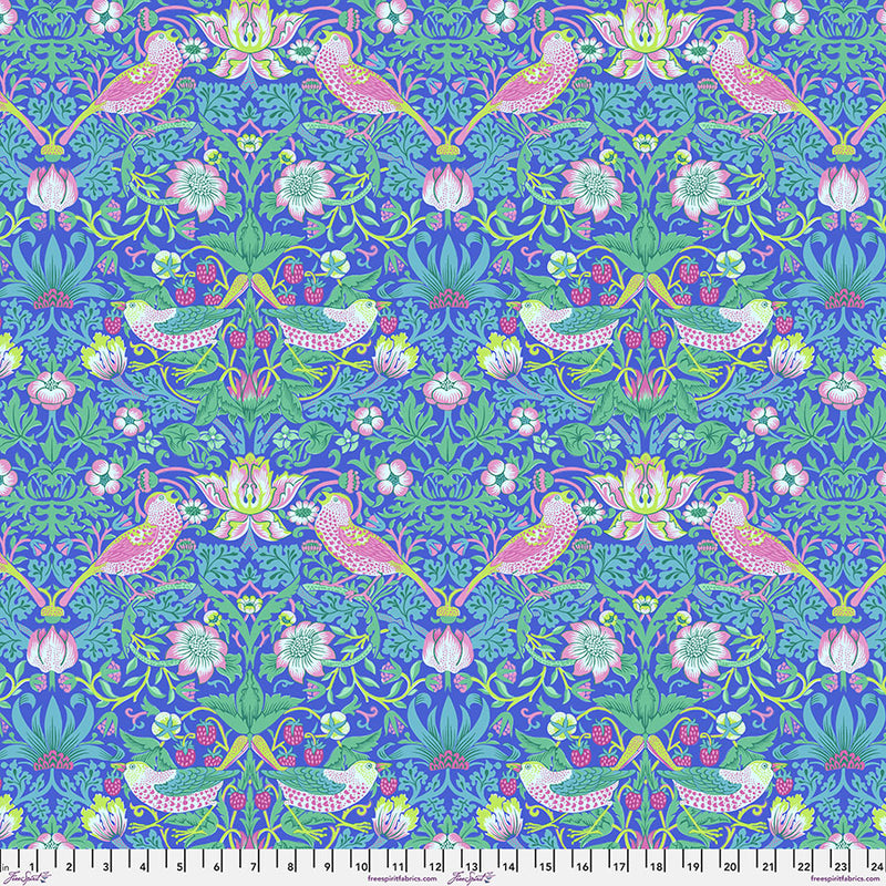 Kaffe Fassett X Morris&Co. - Strafberry Thief Blue PWKW013.BLUE puuvillakangas,  jossa yhdistyvät William Morrisin ikoniset kuviot ja Kaffe Fassettin rohkeat värit.