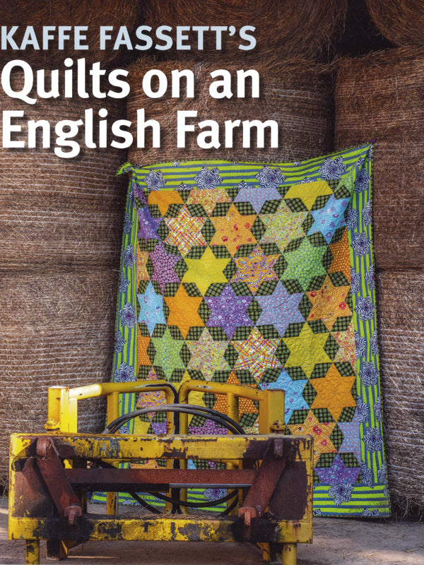 Kaffe Fassettin ‘Quilts on an English Farm’ -kirjan kansi, jossa on kaunis tilkkupeitto englantilaisen maatilan maisemassa