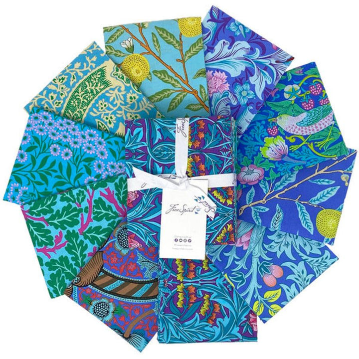 Kaffe Fassett x Morris & Co. Blues Fat Quarter Bundle - 10 puuvillakangaspalaa, ikonisia Morris-kuoseja ja sinisen sävyjä, 45 x 55 cm.