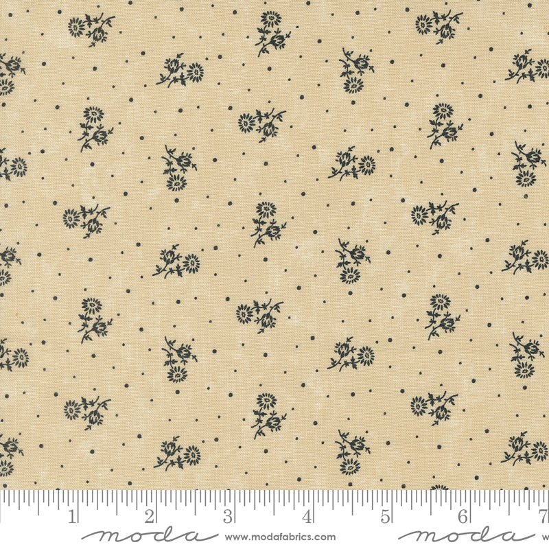 Kansas Troubles Quilters - Blackbird's Nest Thistle Tan puuvillakangas, jossa mustia kukkakuvioita ja pieniä pilkkuja lämpimän beigen pohjalla.