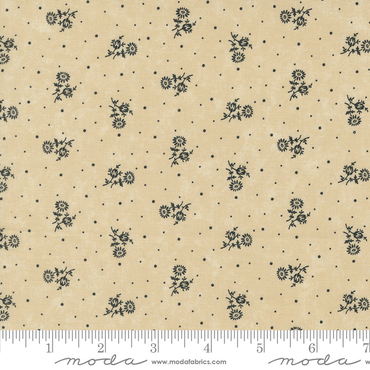 Kansas Troubles Quilters - Blackbird's Nest Thistle Tan puuvillakangas, jossa mustia kukkakuvioita ja pieniä pilkkuja lämpimän beigen pohjalla.