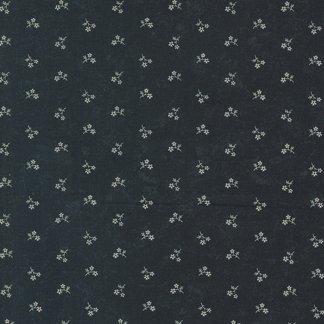 Kansas Troubles Quilters - Blackbird's Nest Petie Petals Black puuvillakangas, jossa beesiä pieniä kukkakuvioita mustan pohjalla.