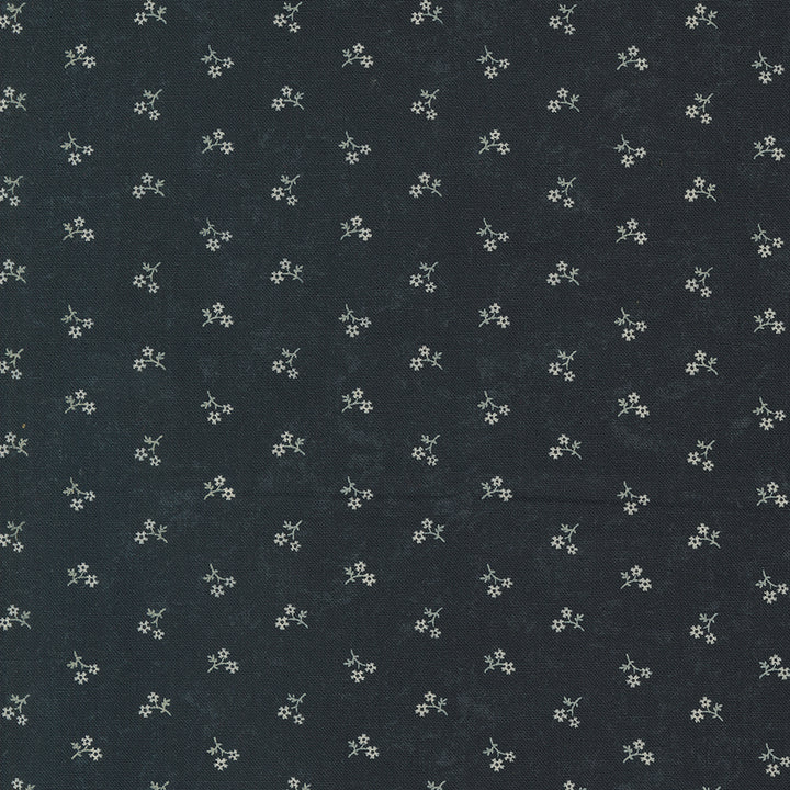 Kansas Troubles Quilters - Blackbird's Nest Petie Petals Black puuvillakangas, jossa beesiä pieniä kukkakuvioita mustan pohjalla.