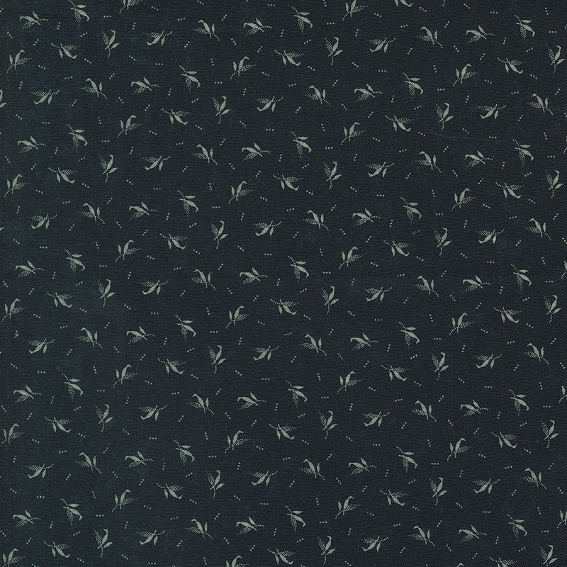 Kansas Troubles Quilters - Blackbird's Nest Feathers Black puuvillakangas, jossa beesia sulkakuvioita ja pieniä pilkkuja mustan pohjalla.