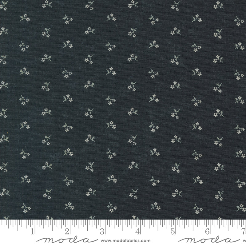 Kansas Troubles Quilters - Blackbird's Nest Petie Petals Black puuvillakangas, jossa beesiä pieniä kukkakuvioita mustan pohjalla.