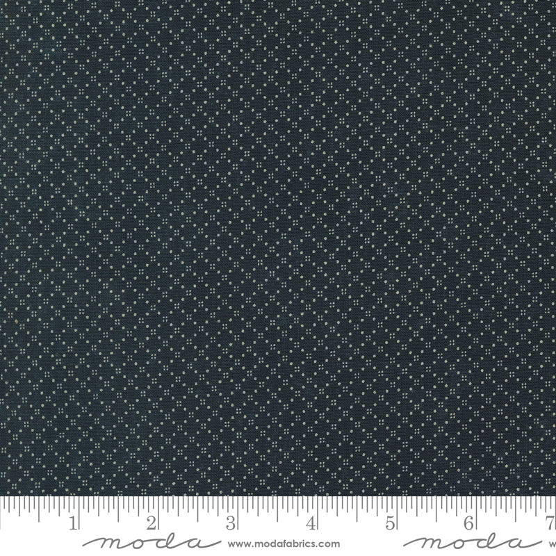 Kansas Troubles Quilters - Blackbird's Nest Bird Seed Black puuvillakangas, jossa beesiä geometrisia ruutukuvioita mustan pohjalla. 