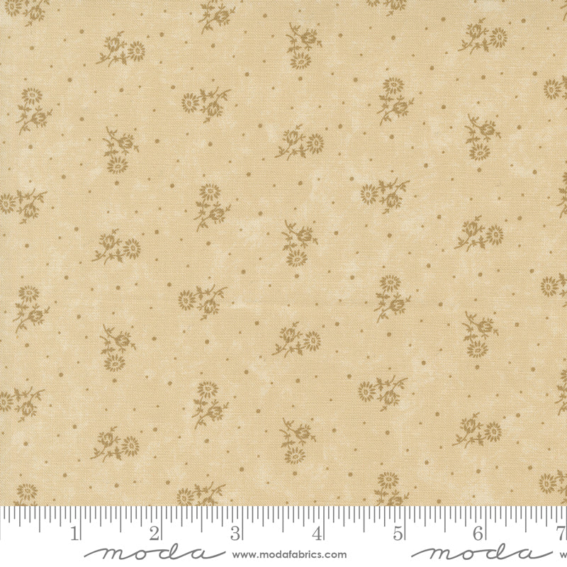 Kansas Troubles Quilters - Blackbird's Nest Thistle Tan Tonal puuvillakangas, jossa vaalea kukkakuvioita ja pieniä pilkkuja beesin pohjalla.